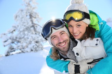 Adam kız arkadaşını sırtında taşıyor.