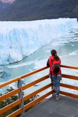 Yaya köprüsü üzerinde duran turizm