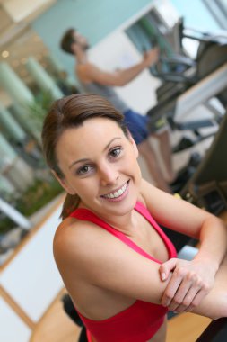 Koşu bandı üzerinde eğilerek fitness kız