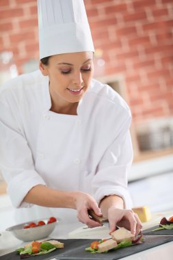 Şef kaz ciğeri hazırlanıyor