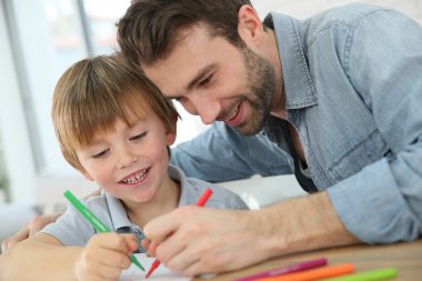 Çizimler yapma çocuk ile baba