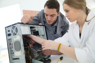 Öğretmen ile öğrenci bilgisayar tamiri
