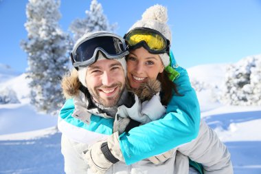 Adam kız arkadaşını sırtında taşıyor.