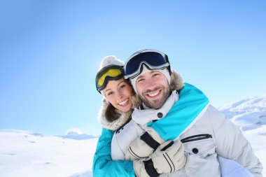 Adam holding kız arka