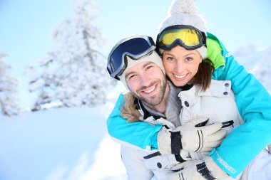Adam kız arkadaşını sırtında taşıyor.