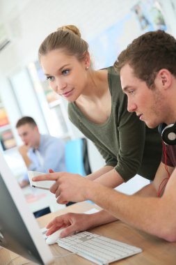 İnsanlara dijital tasarım eğitim kursu