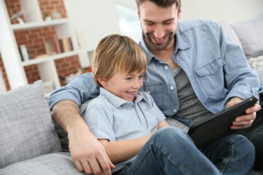 Baba çocukla tablet kullanma