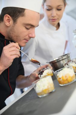 Şef pasta içinde öğrenci olan