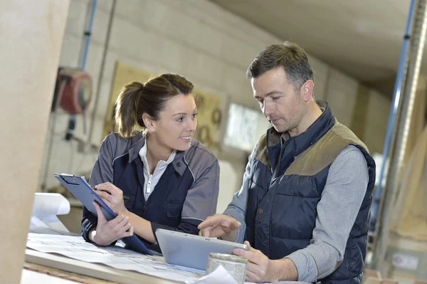 Architekten arbeiten mit Tablet — Stockfoto