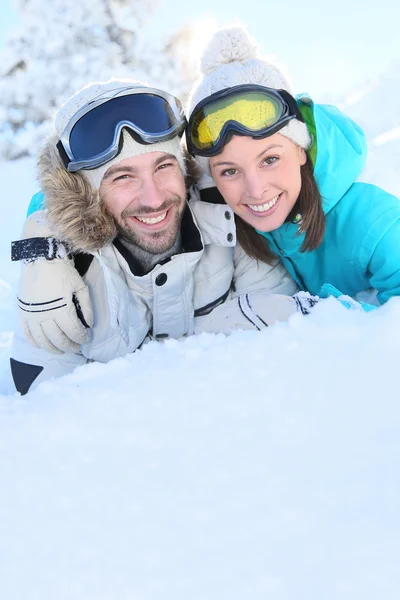 Couple of skiers in snowy moutain — Stock Photo, Image