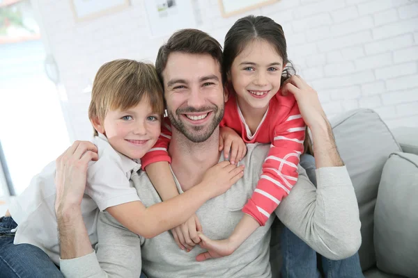 Joyeux papa avec des enfants — Photo