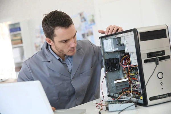 Technicus vaststelling computerhardware — Stockfoto