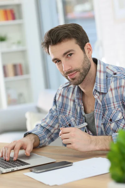 Homme d'affaires au travail à domicile — Photo