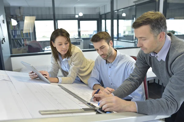 Arquitectos trabajando en proyecto de construcción — Foto de Stock