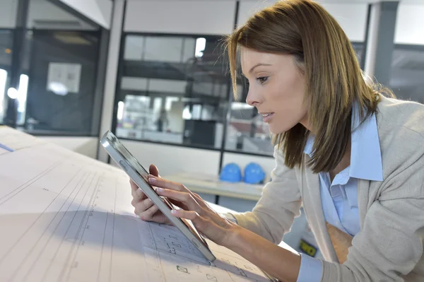 Engenheiro trabalhando em tablet — Fotografia de Stock