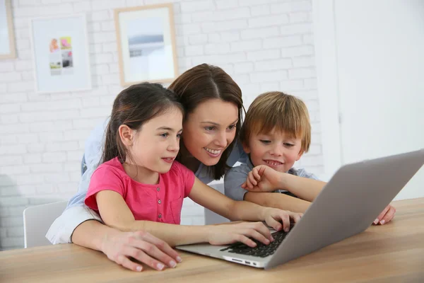 Mãe com crianças brincando no laptop — Fotografia de Stock