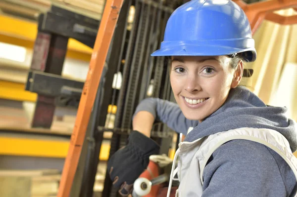 Factory operator in warehouse — Stock Photo, Image