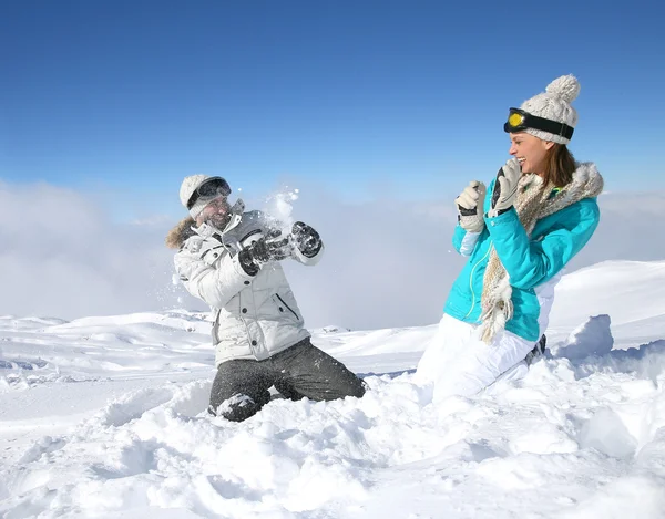 Pareja haciendo bolas de nieve lucha — Foto de Stock