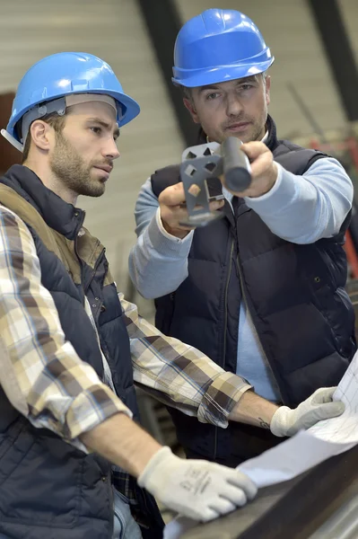 Engenheiro com verificação do trabalhador na produção — Fotografia de Stock