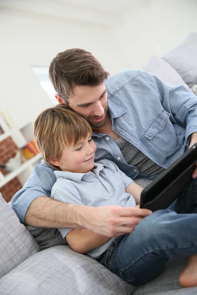 Otec se chlapce pomocí tabletu — Stock fotografie