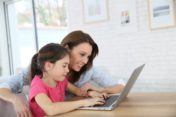 Mãe e filha fazendo lição de casa — Fotografia de Stock