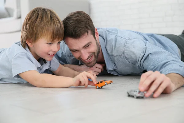 Papi con chico jugando con coches —  Fotos de Stock