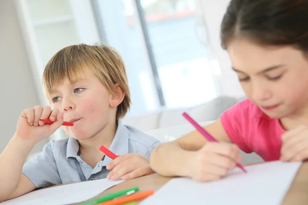 Bambini che scrivono su carta — Foto Stock