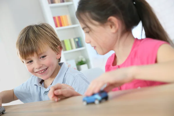 Kinder spielen mit Spielzeugautos — Stockfoto