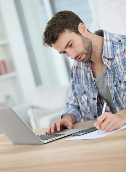 Geschäftsmann arbeitet zu Hause am Laptop — Stockfoto