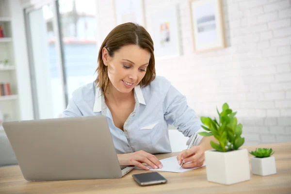 Business woman talking on phone — Stock Photo, Image