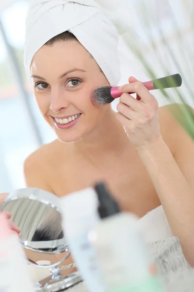 Mulher colocando maquiagem em — Fotografia de Stock