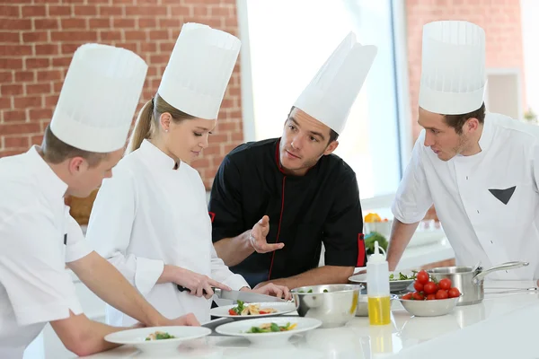 Εκπαίδευση φοιτητών σεφ στην κουζίνα — Φωτογραφία Αρχείου