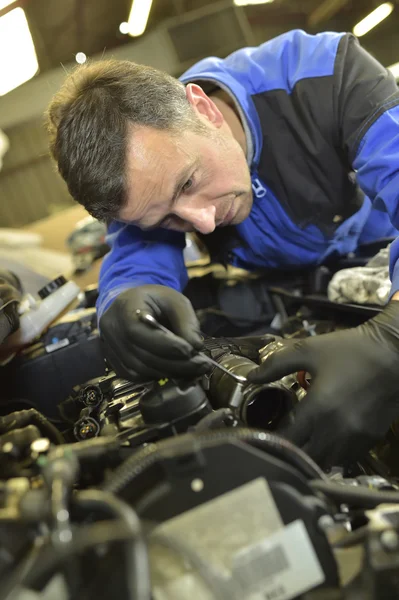 Mecánico de coche trabajando con motor — Foto de Stock