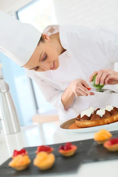 Pastelaria-cozinheiro retalhamento raspas de limão — Fotografia de Stock