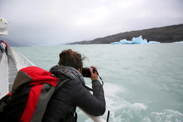 Touriste sur le bateau prendre des photos — Photo