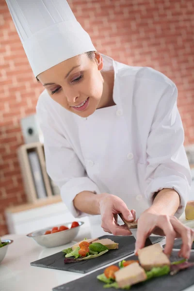 Chef che prepara foie gras — Foto Stock