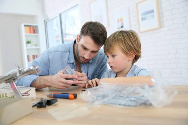 Padre e figlio assemblare aeroplano mock-up — Foto Stock