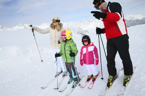 Family skiing together — Stock Photo, Image