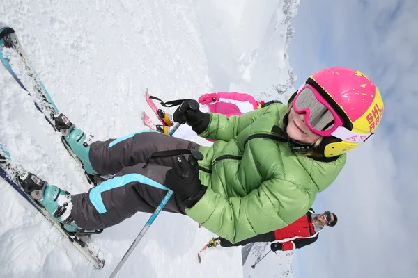 Jongen skiën met familie — Stockfoto