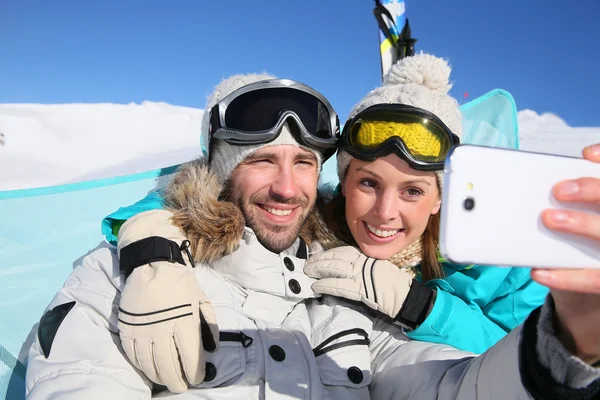 Pareja haciendo selfies — Foto de Stock