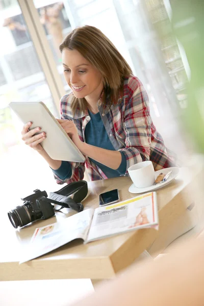Mulher trabalhando em Tablet — Fotografia de Stock