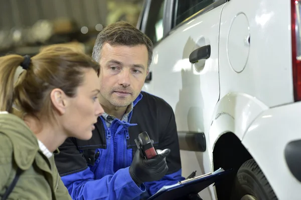 Mechanic with insurance adjuster — Stock Photo, Image