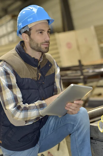 Ingenjör med hjälp av Tablet PC — Stockfoto