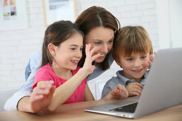 Mère avec des enfants jouant sur un ordinateur portable — Photo