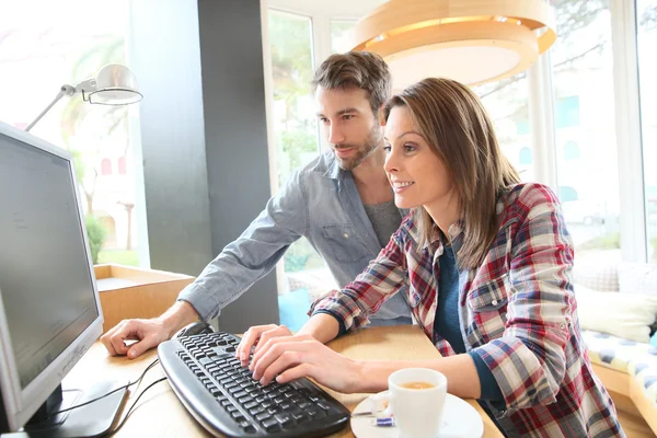 Paar websurfing op desktop computer — Stockfoto