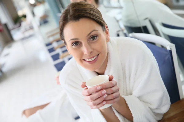 Frau trinkt Tee — Stockfoto