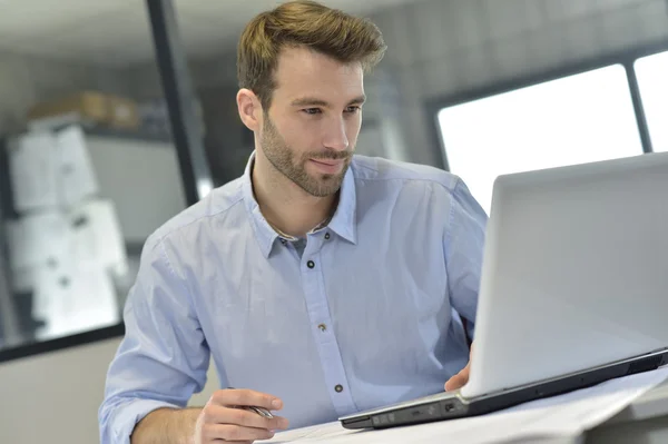 Zakenman werkt aan laptop — Stockfoto