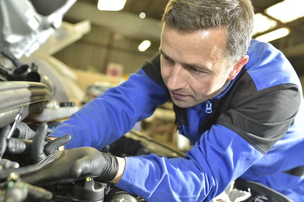 Mécanicien automobile travaillant avec le moteur — Photo