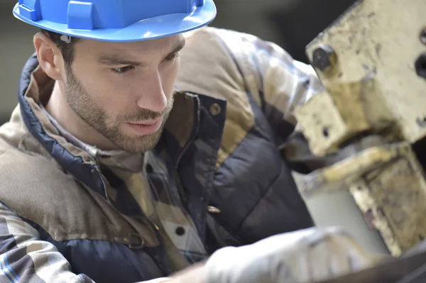 Travailleur travaillant sur la machine — Photo