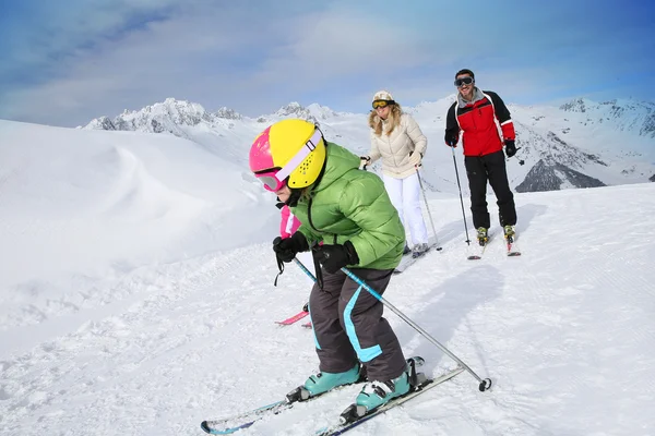 Хлопчик катається на лижах з сім'єю — стокове фото